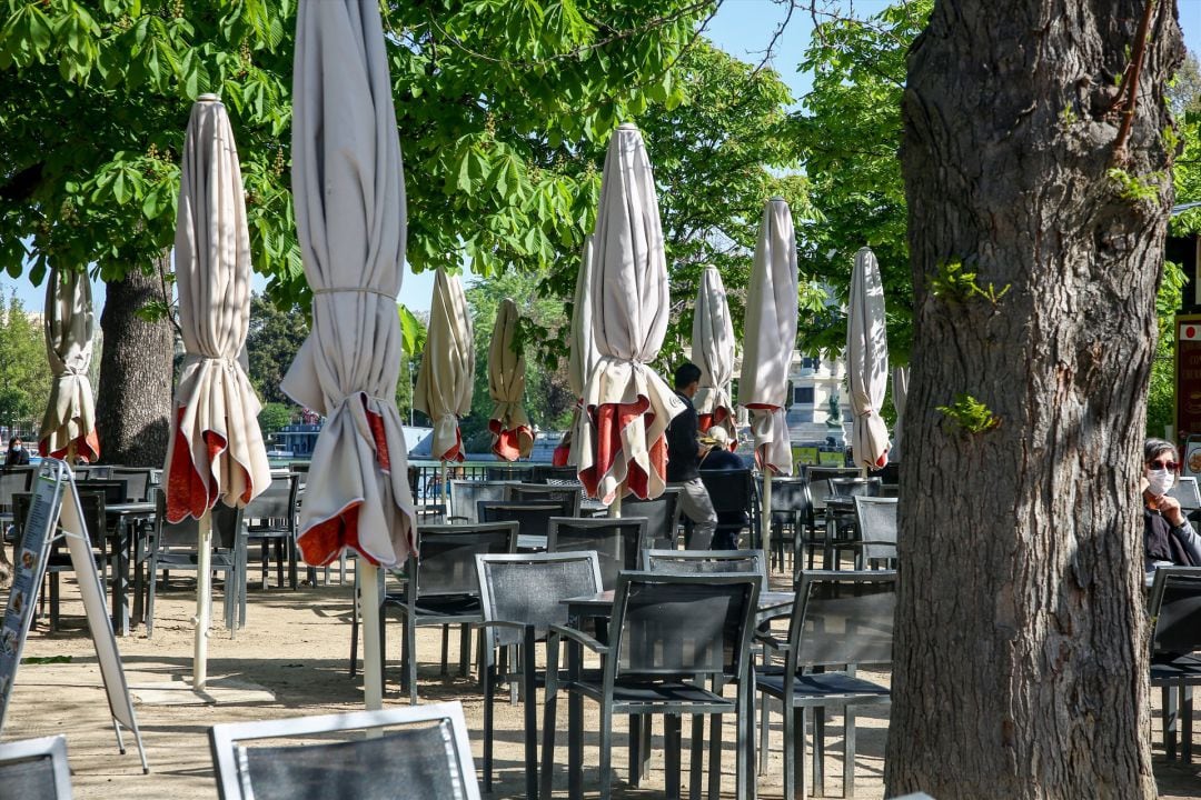 La terraza de un bar, en el Parque de El Retiro, en Madrid.