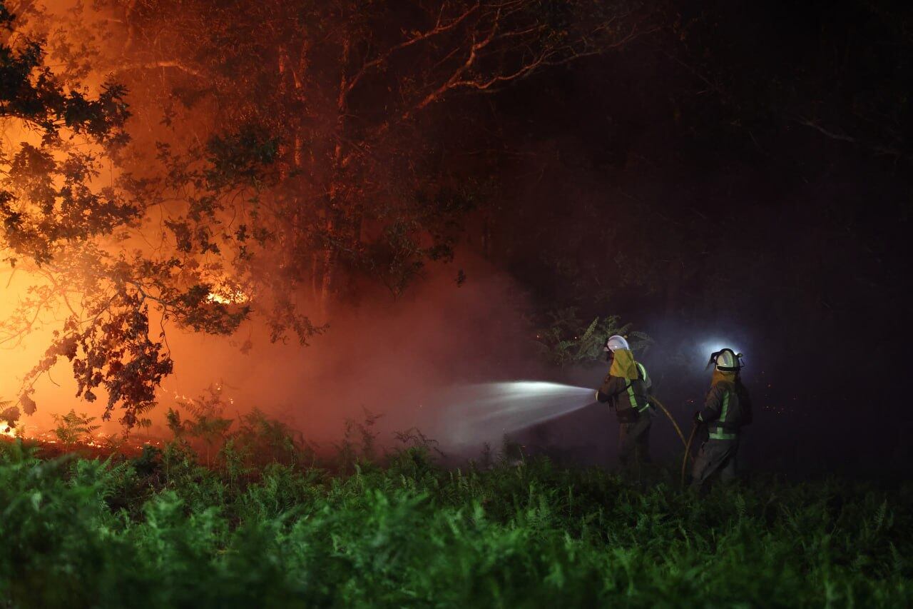 Dos bomberos en un incendio en Ponteareas que se desató en la tarde del viernesEFE/ Sxenick