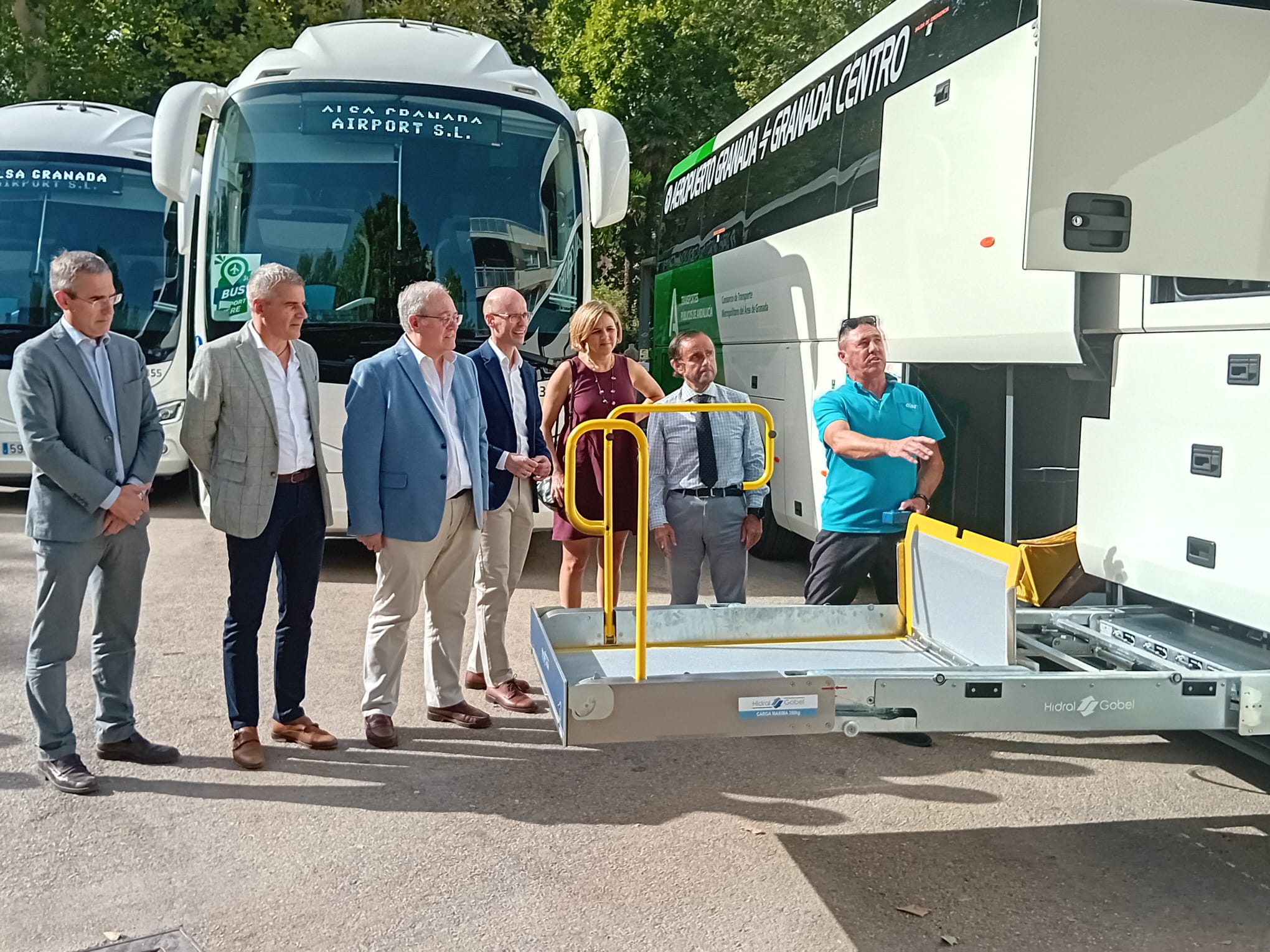 Presentación de los nuevos autobuses que conectará Granada con el Aeropuerto