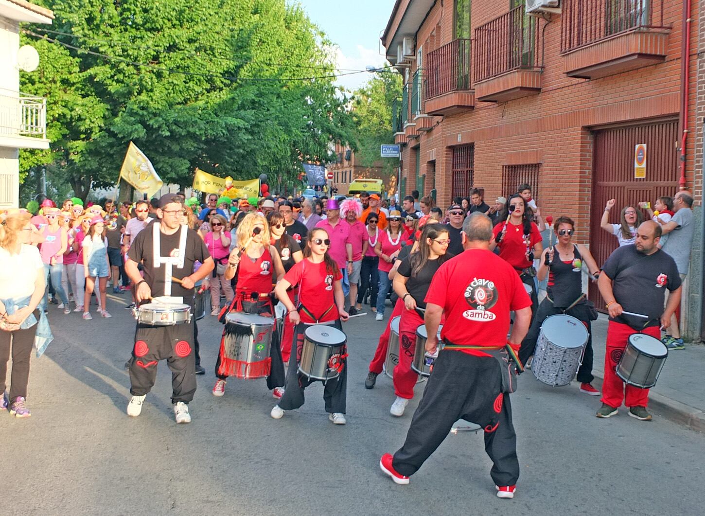 Desfile de peñas en Paracuellos de Jarama