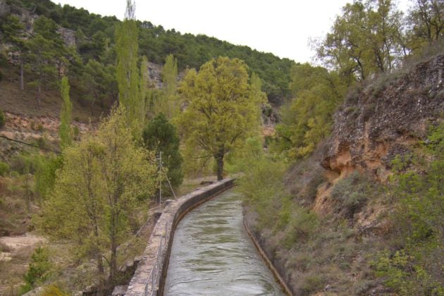 Uno de los canales junto a la presa.