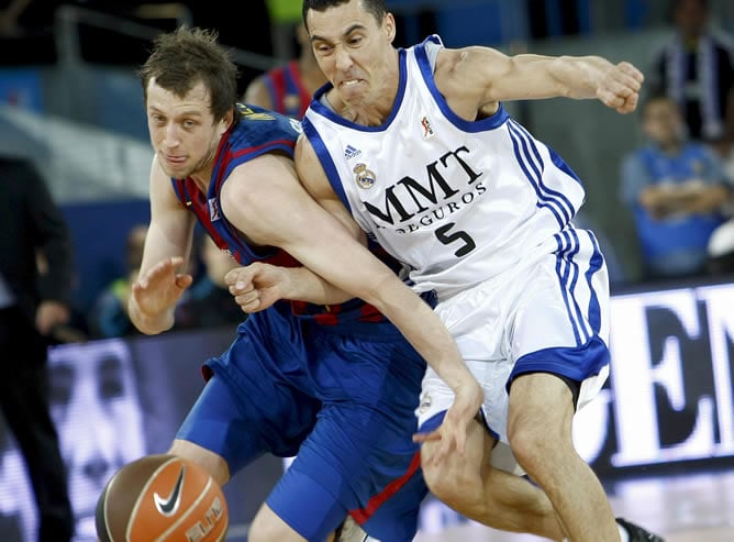 El base argentino del Real Madrid Pablo Prigioni (d) disputa un balón con el alero británico del Regal FC Barcelona Joe Ingles durante el partido correspondiente a la vigesimonovena jornada de la Liga ACB que enfrenta esta tarde a ambos equipos en la Caja