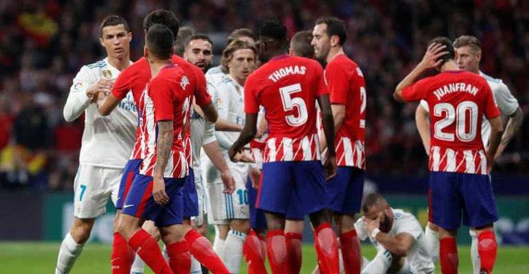 Los jugadores de ambos equipos discuten tras el pelotazo de Correa a Benzema