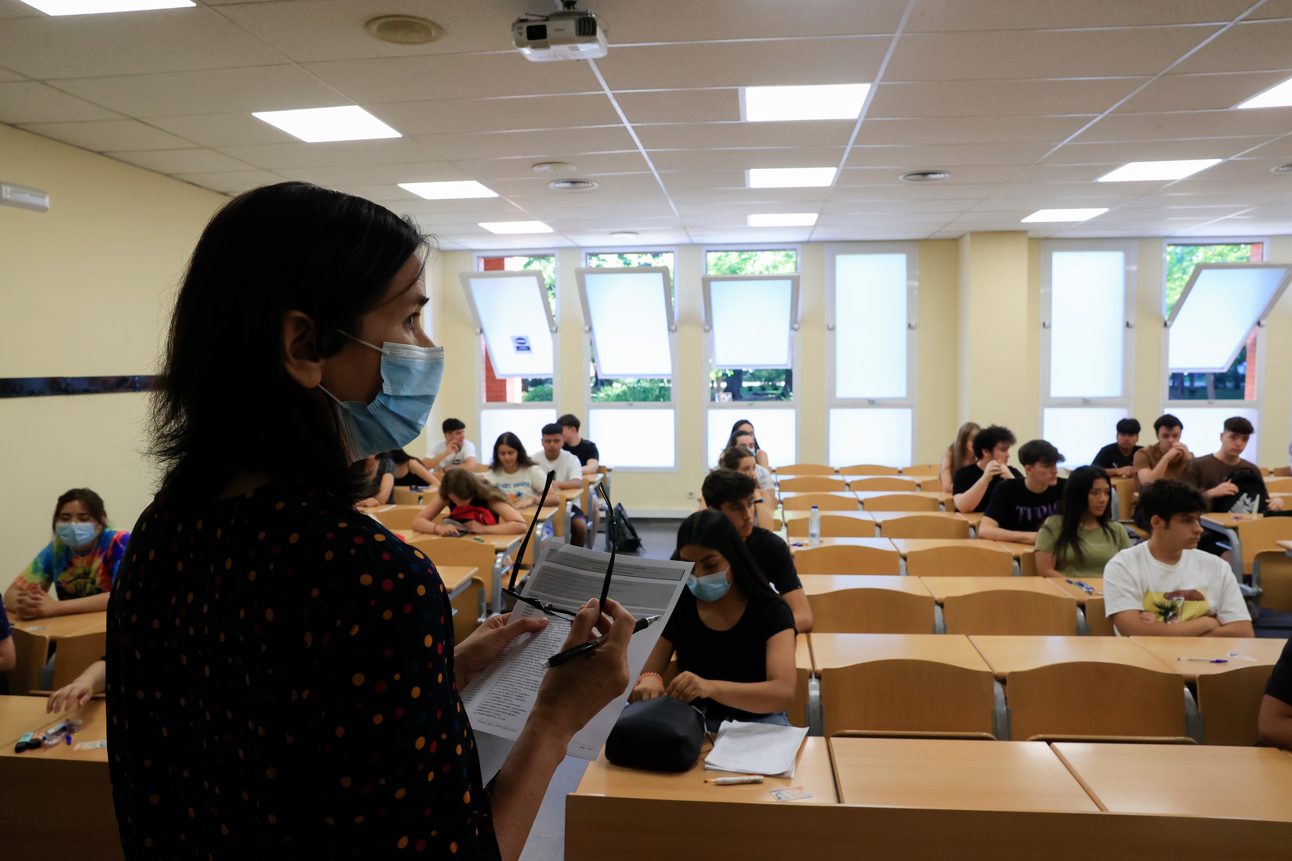 Varios alumnos en la facultad de Derecho de la Complutense.