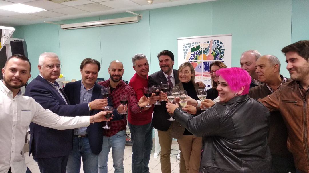 Brindis de los representantes de la Corporación municipal junto con el vocal de la asociación de placeros