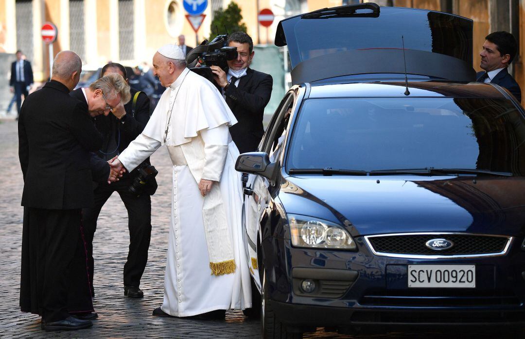 El papa Francisco recibido a su llegada a la iglesia de Roma Espíritu Santo en Sassia, próxima al Vaticano, donde ha celebrado una misa privada con varios sacerdotes y monjas.