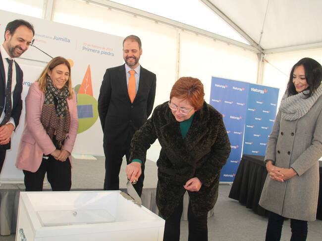 La alcaldesa en el acto de colocación de la primera piedra del proyecto
