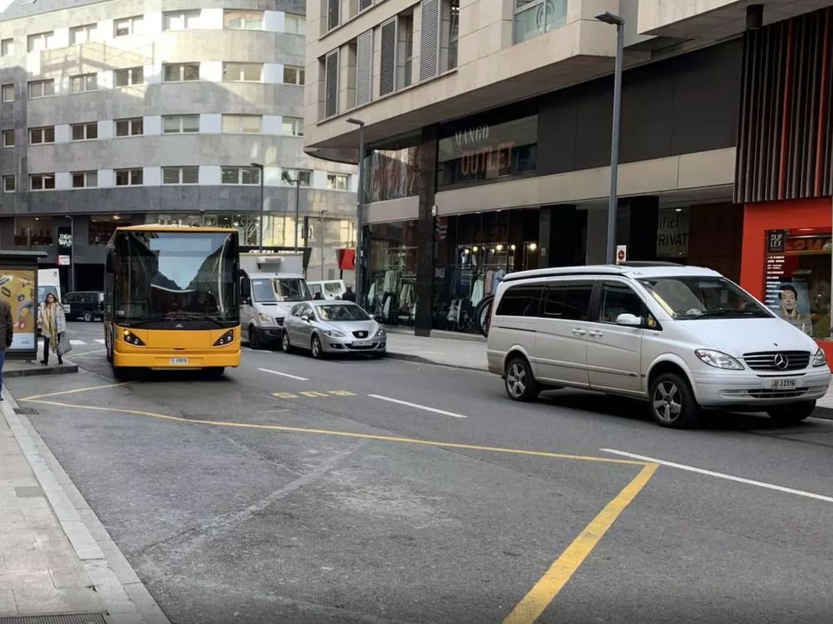 El bus interparroquial entre Andorra la Vella i Escaldes, a la tardor