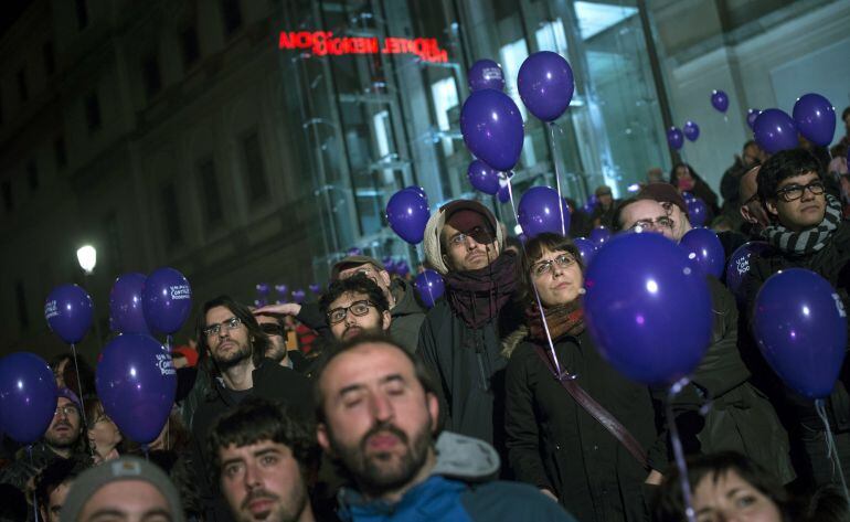 Simpatizantes de Podemos celebran los resultados de los primeros sondeos de las elecciones generales, en la Plaza del Reina Sofía, en Madrid.