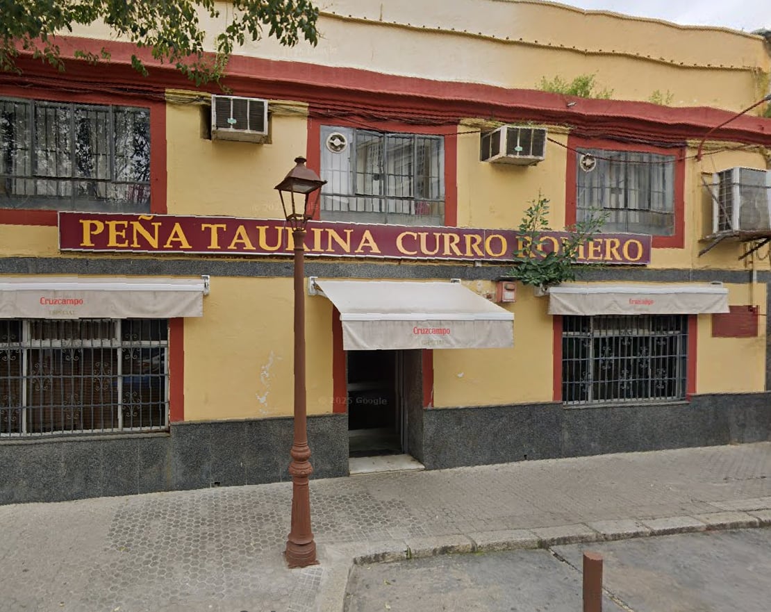 Fachada de la Peña Taurina Curro Romero en la localidad de Camas