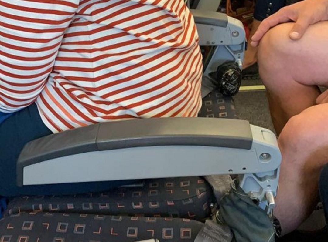 Asiento sin respaldo de un avión de Easy Jet