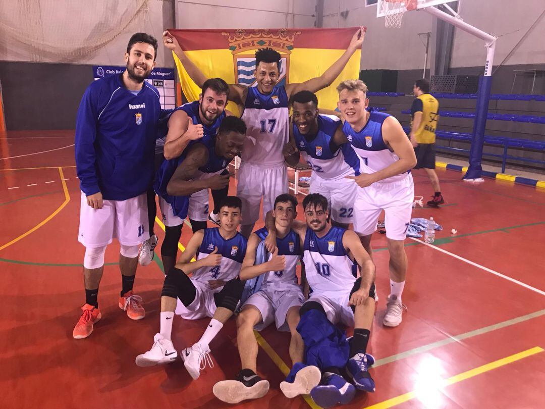 Los jugadores celebrando la victoria en Moguer