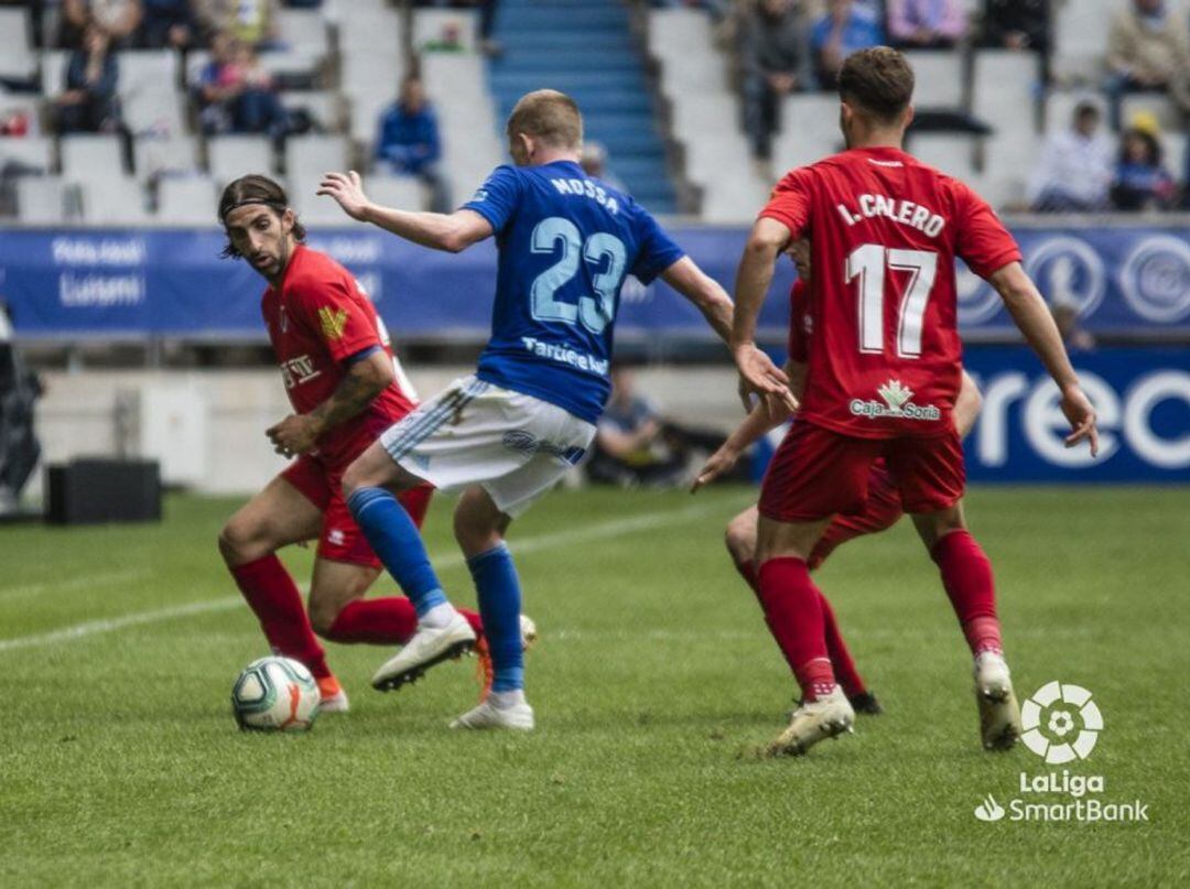 Marc Mateu y Calero rodean al oviedista Mossa.