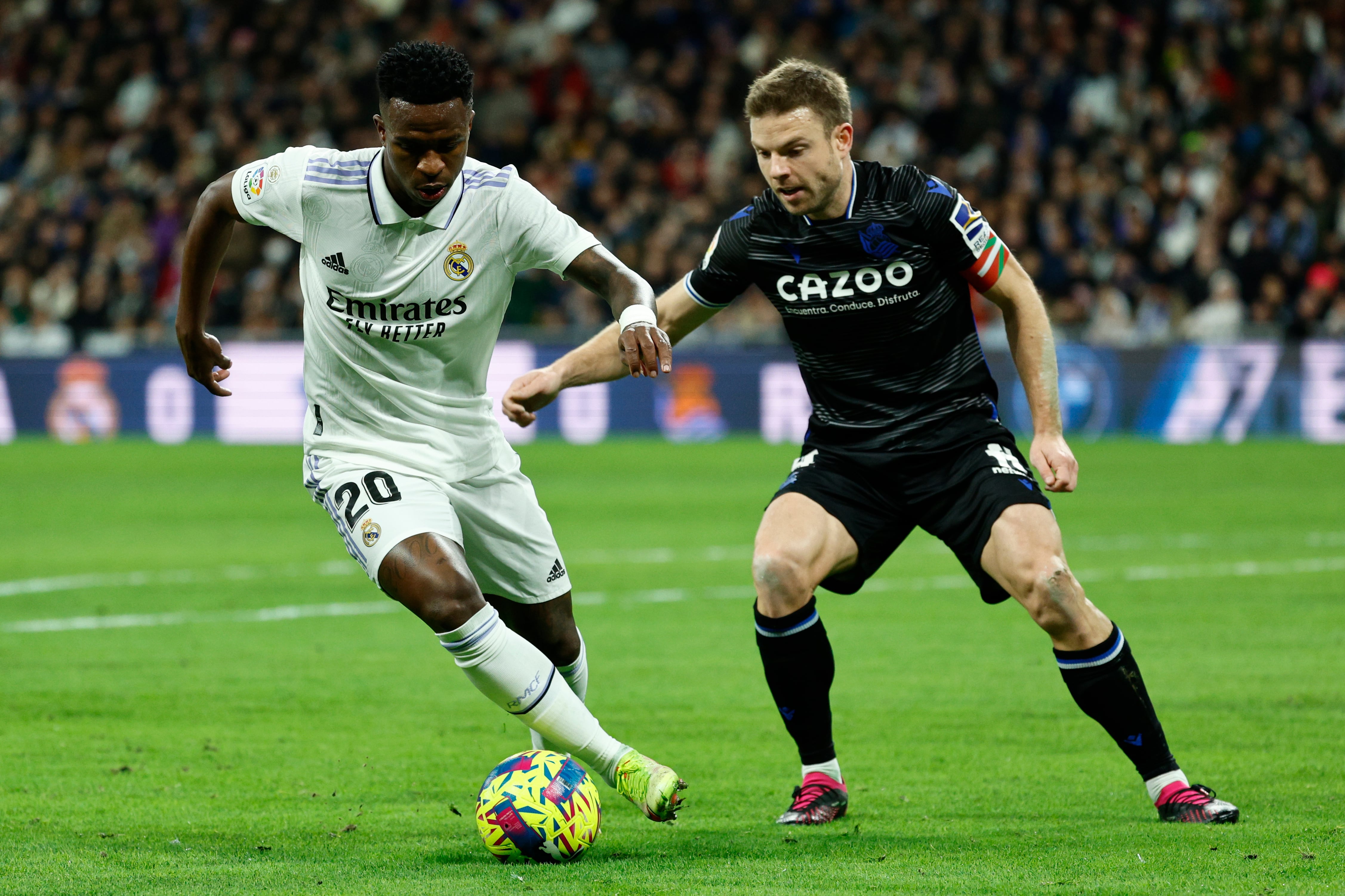 MADRID, 29/01/2023.- El delantero brasileño del Real Madrid Vinicius Jr y defensa de la Real Sociedad, Asier Illarramendi (d) durante el encuentro correspondiente a la jornada 19 de primera división que disputan hoy Domingo en el estadio Santiago Bernabéu, en Madrid. EFE / Rodrigo Jimenez
