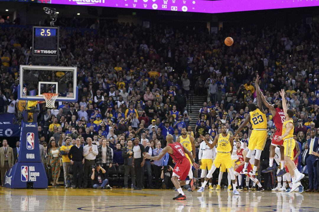 Harden tira a canasta a falta de poco más de dos segundos para el final