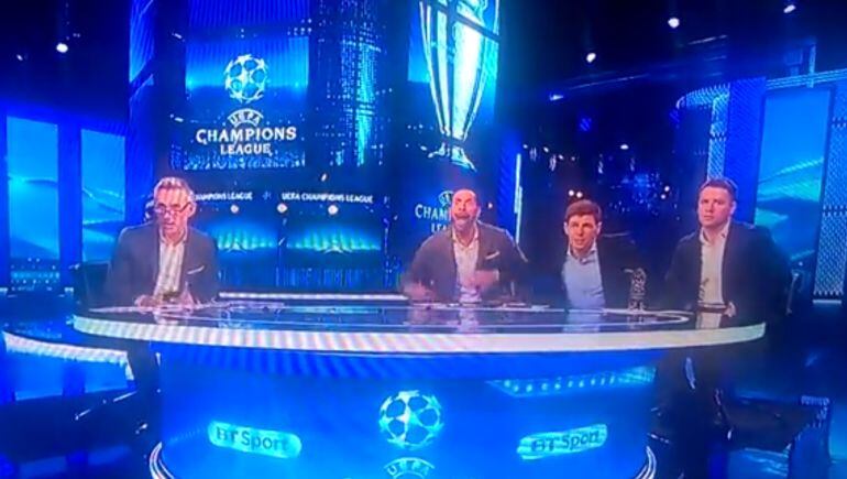 Lineker, Ferdinand, Gerrard y Owen, instantes antes de celebrar el tanto de Sergi Roberto