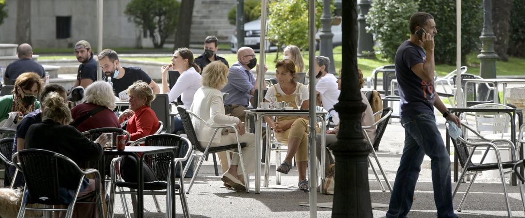 Archivo - Varias personas en la terraza de un bar, a 18 de septiembre de 2021, en A Coruña, Galicia