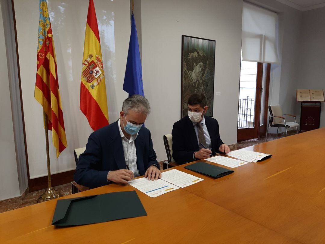 Héctor Illueca, conseller de Vivenda, y José Manuel Prieto, alcalde de Gandia