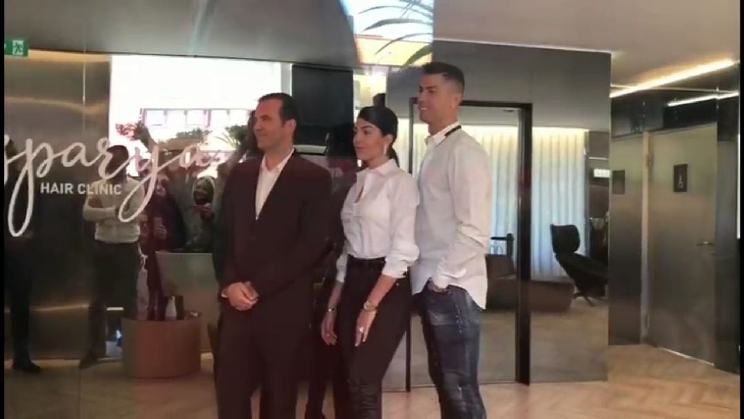 Cristiano Ronaldo presentando su clínica de trasplante capilar.