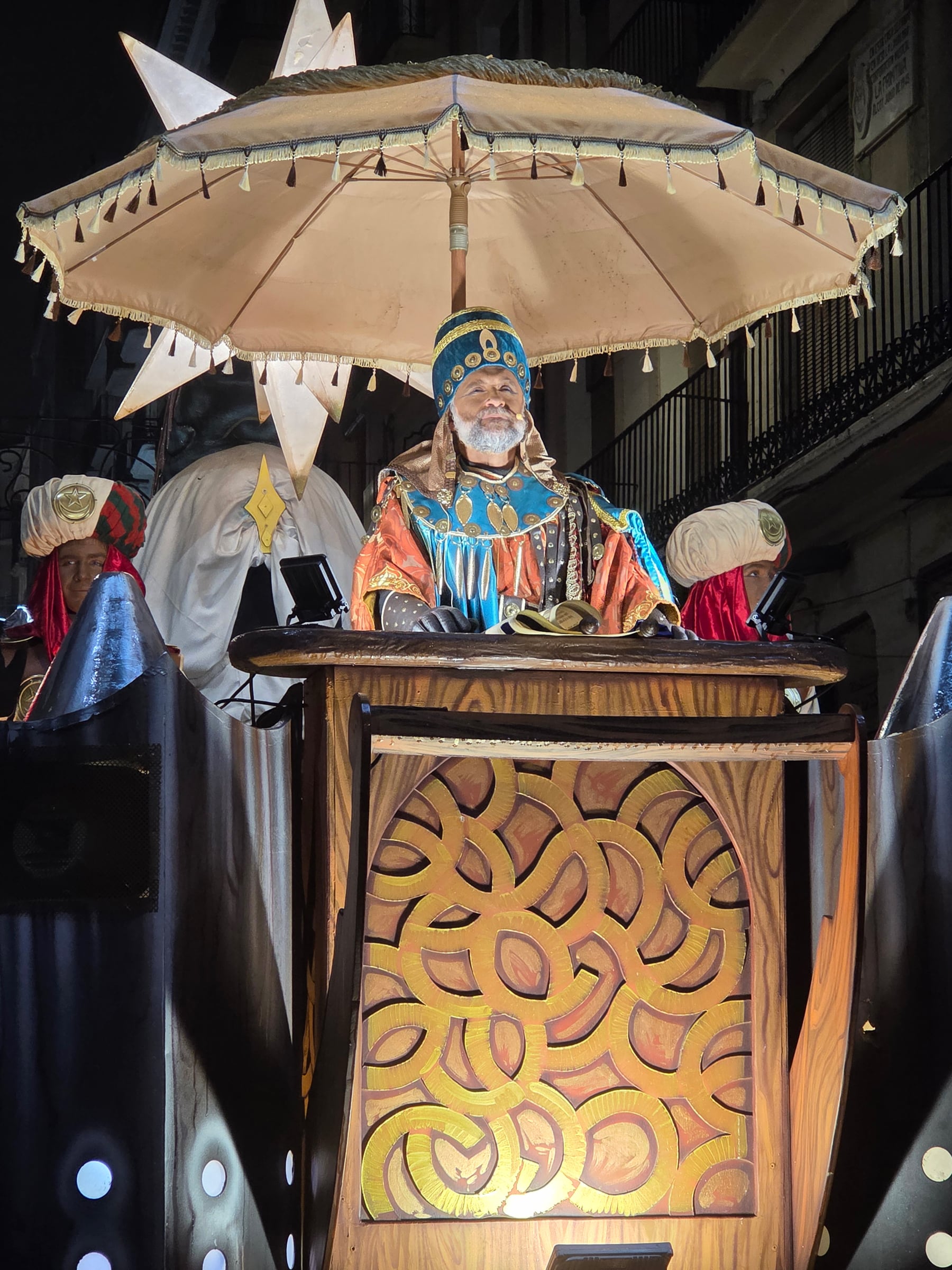 El Embajador a su llegada al Cantó El Pinyó, justo antes de entrar en la Plaza de España