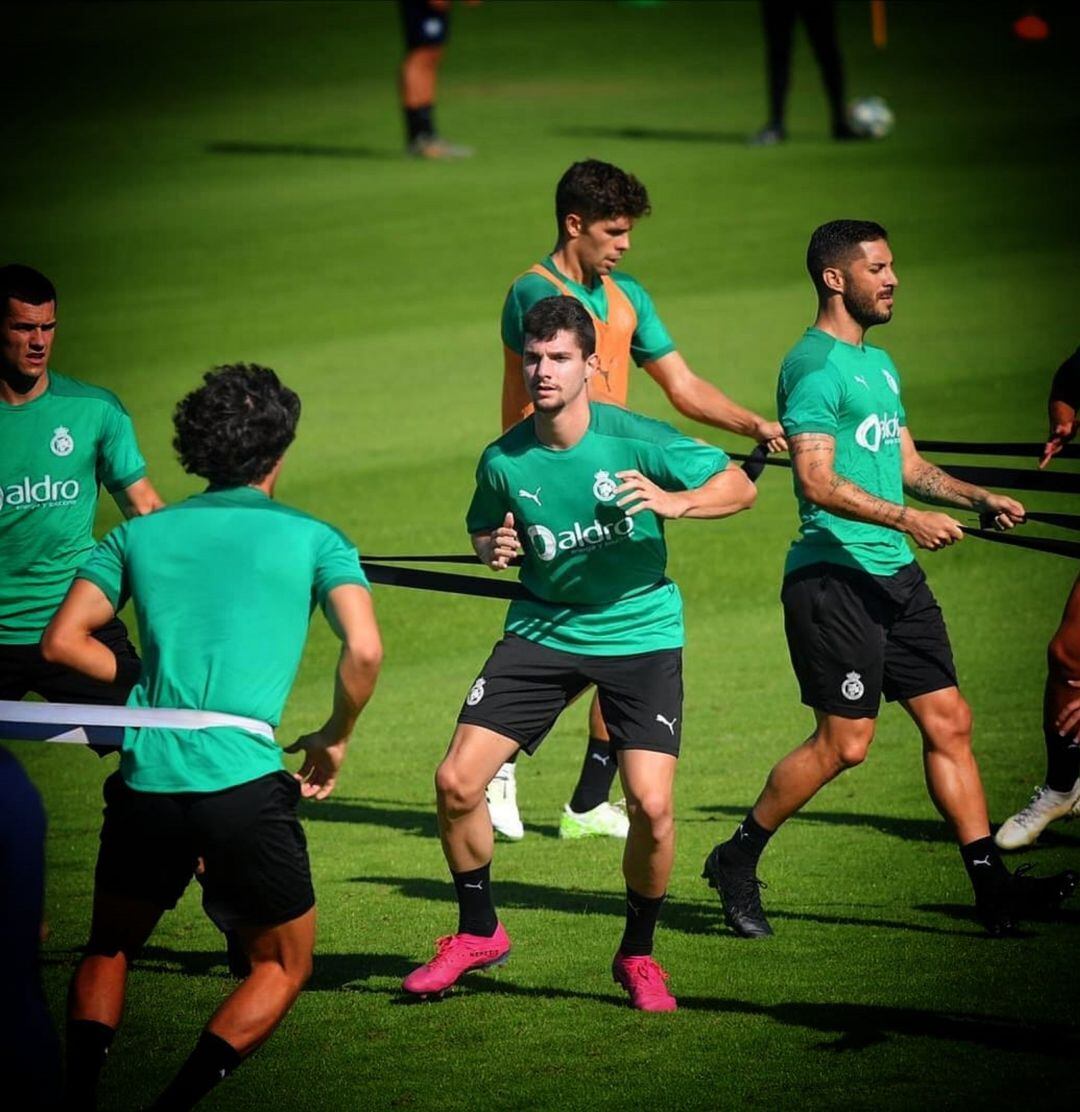 Simón Pérez, con botas rosas, entrena durante una de las sesiones del Racing