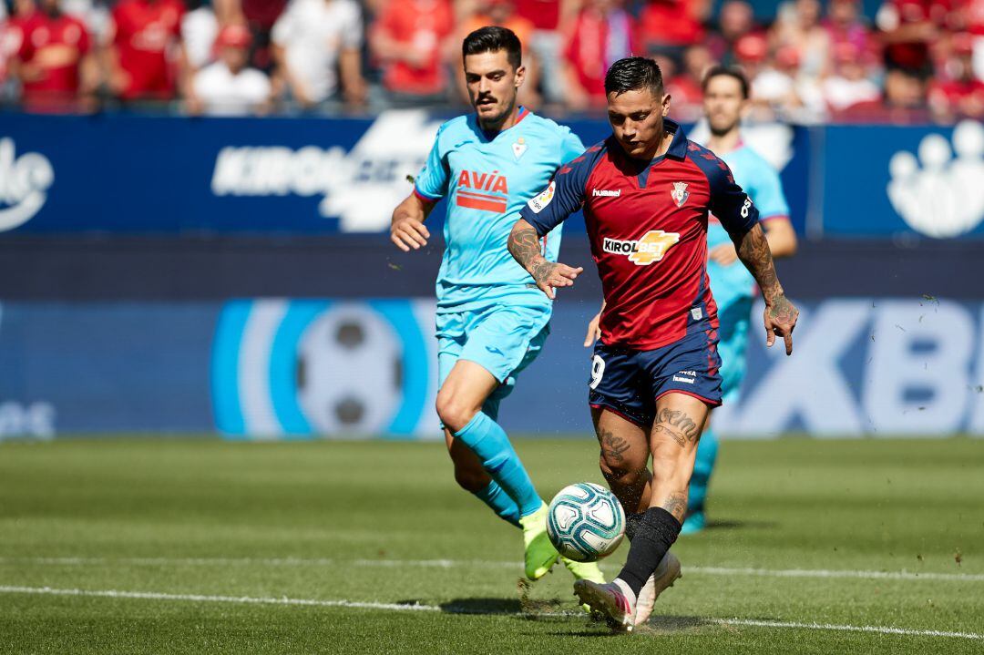 Sergio Álvarez disputa un balón con el Chimy Ávila