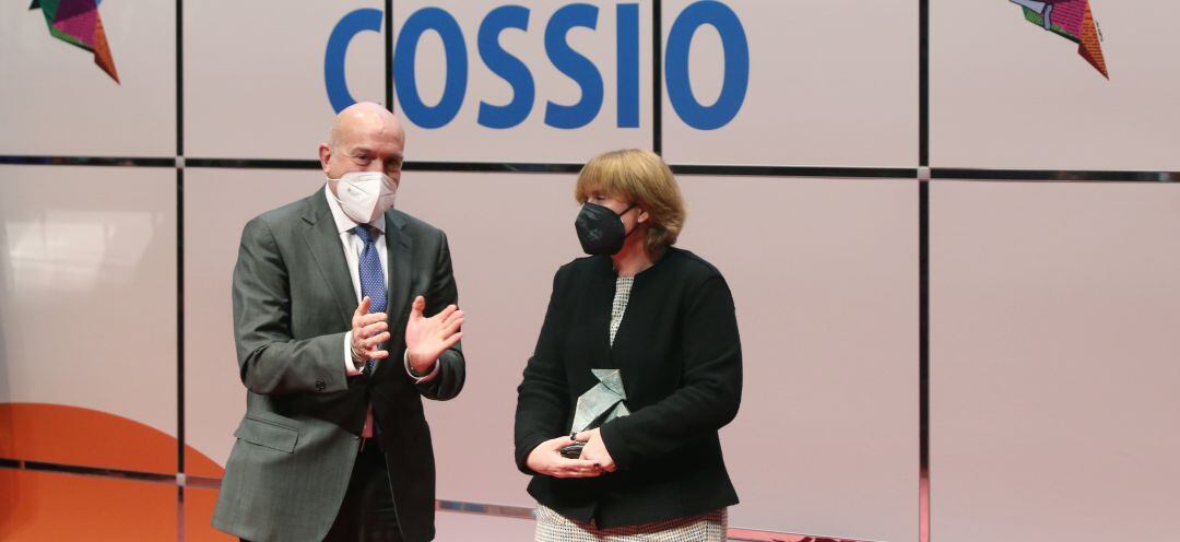 La periodista Elvira Sánchez Ballesteros recibe el galardón Francisco de Cossio de manos del consejero de Agricultura, Jesús Julio Carnero