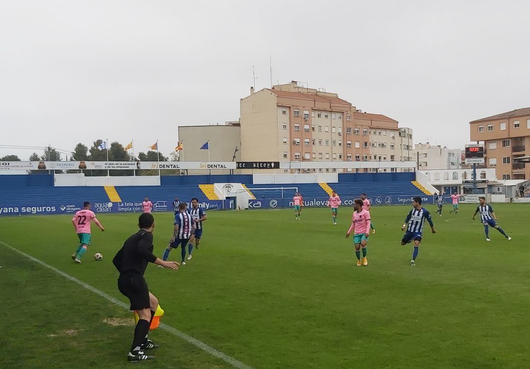 Acción del partido entre el Alcoyano y el Barcelona B, en el Campo Municipal de El Collao