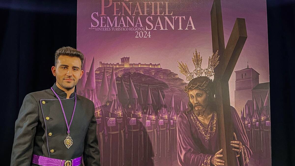 Un cartel hecho a mano y mucho fervor por la Semana Santa