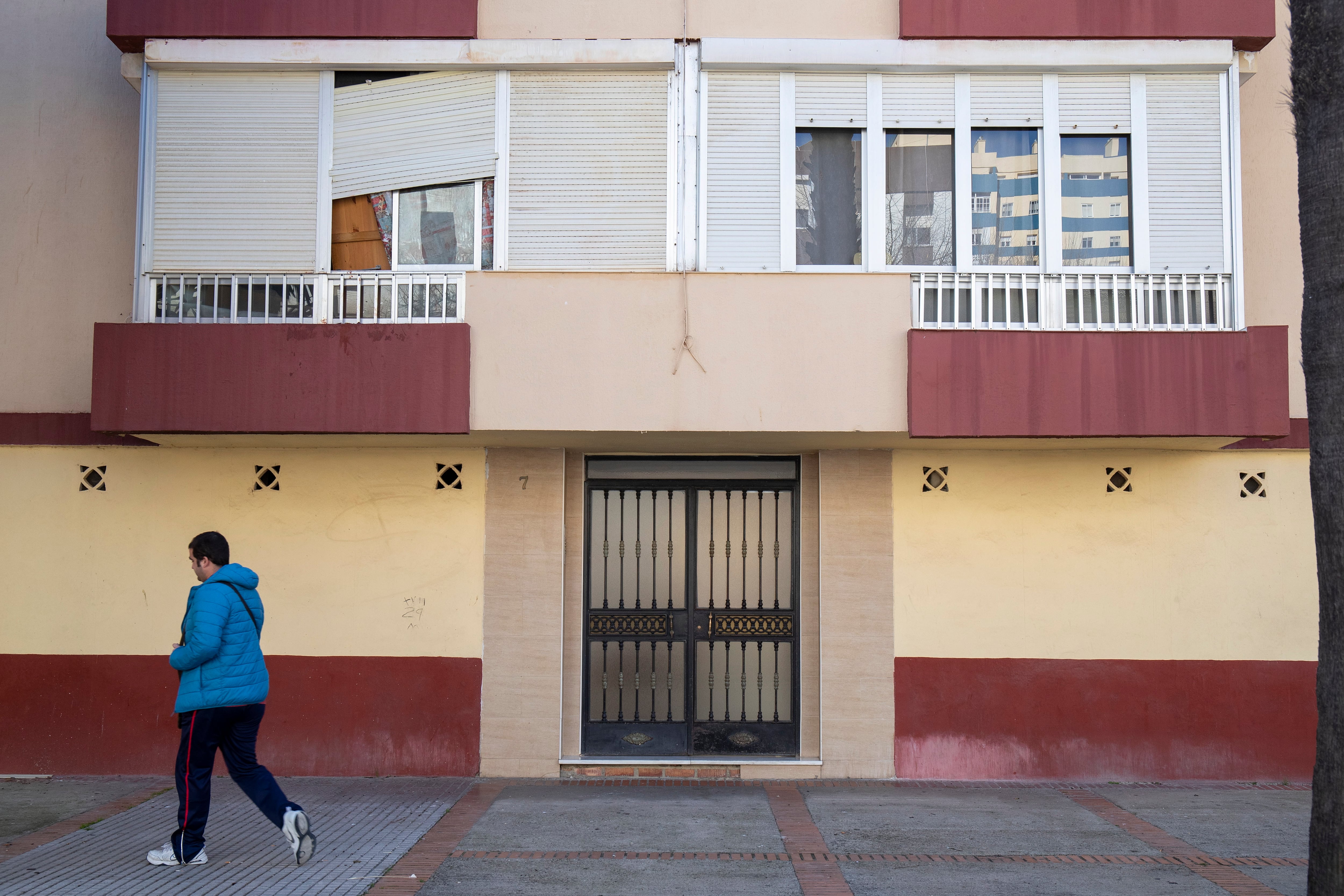 CÁDIZ, 15/03/2023.-Fachada del edificio, el número 7 de la Avenida Guadalquivir de la barriada de la Paz en Cádiz, donde el dueño de una vivienda, al que los vecinos alertaron de que estaba siendo habitada por unos desconocidos, se presentó este martes pasado a las ocho de la tarde provisto de una escalera para acceder por la ventana y conseguir entrar al interior ya que los okupas no respondían a su petición de que abandonasen la vivienda.EFE/Román Ríos
