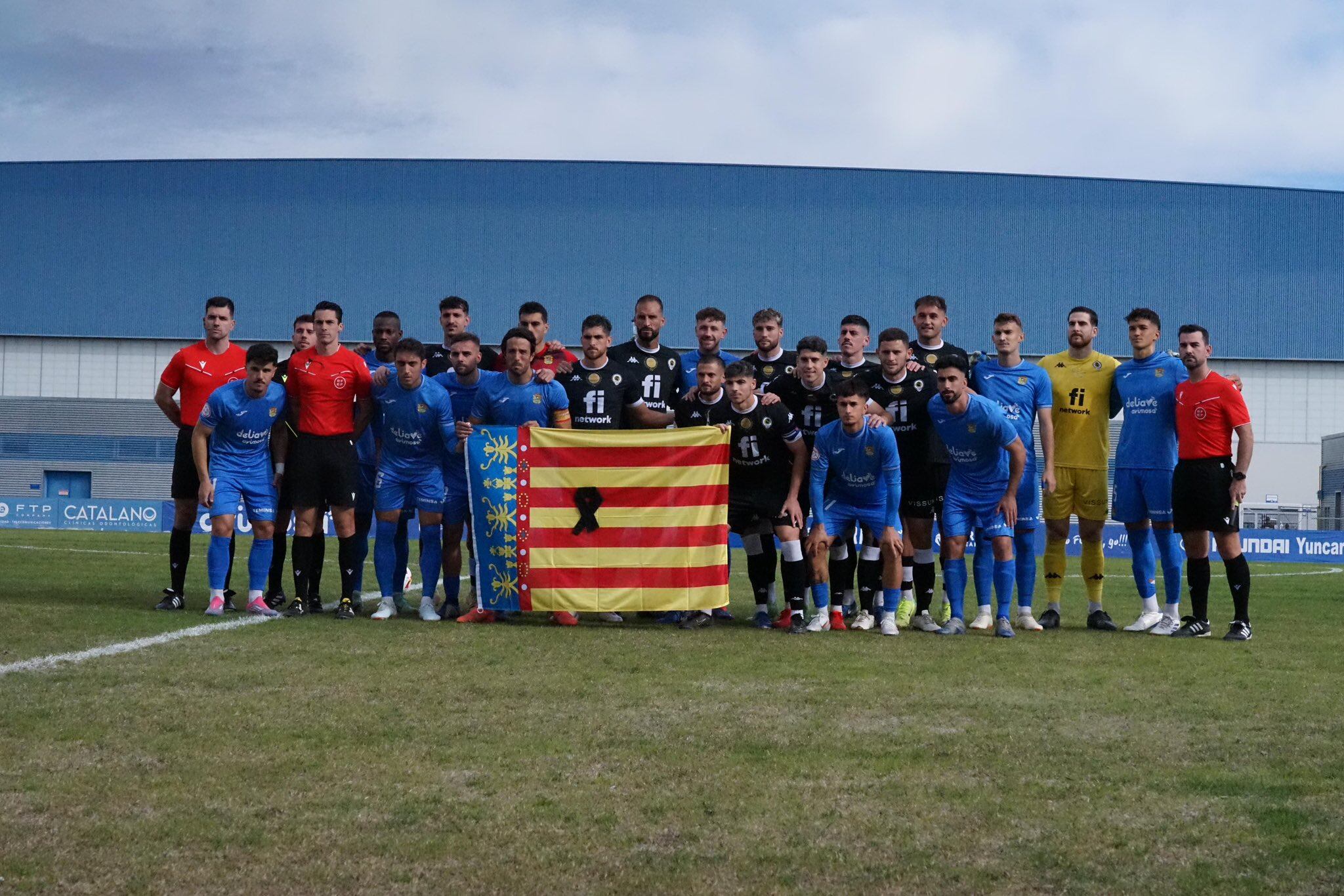 Fuenlabrada y Hércules posan, antes del partido, con la bandera de la Comunidad Valenciana