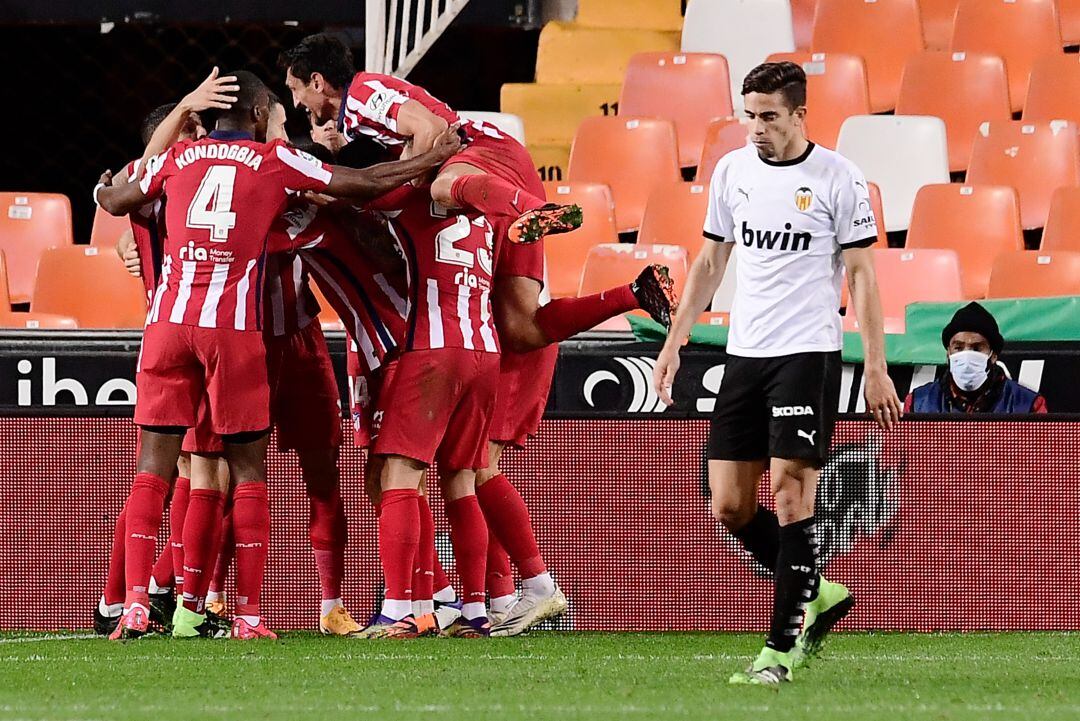 Jugadores del Atlético de Madrid celebrando la victoria en Mestalla. 