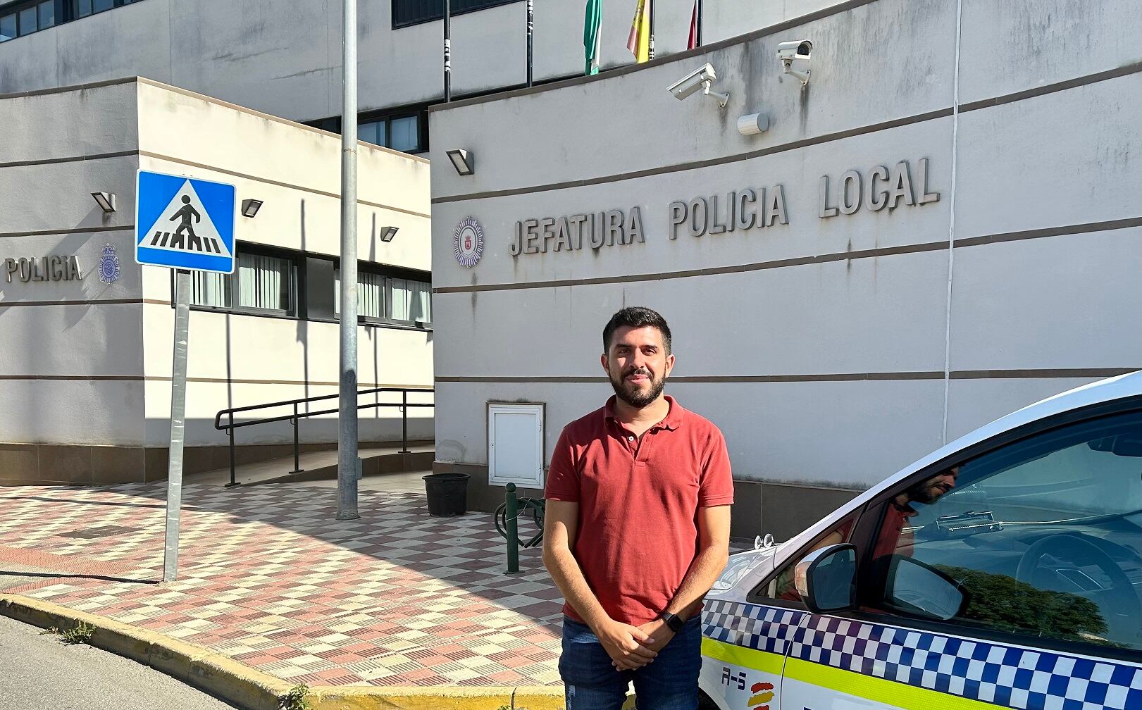 Narciso Vital en la puerta de una comisaría de Policía Local