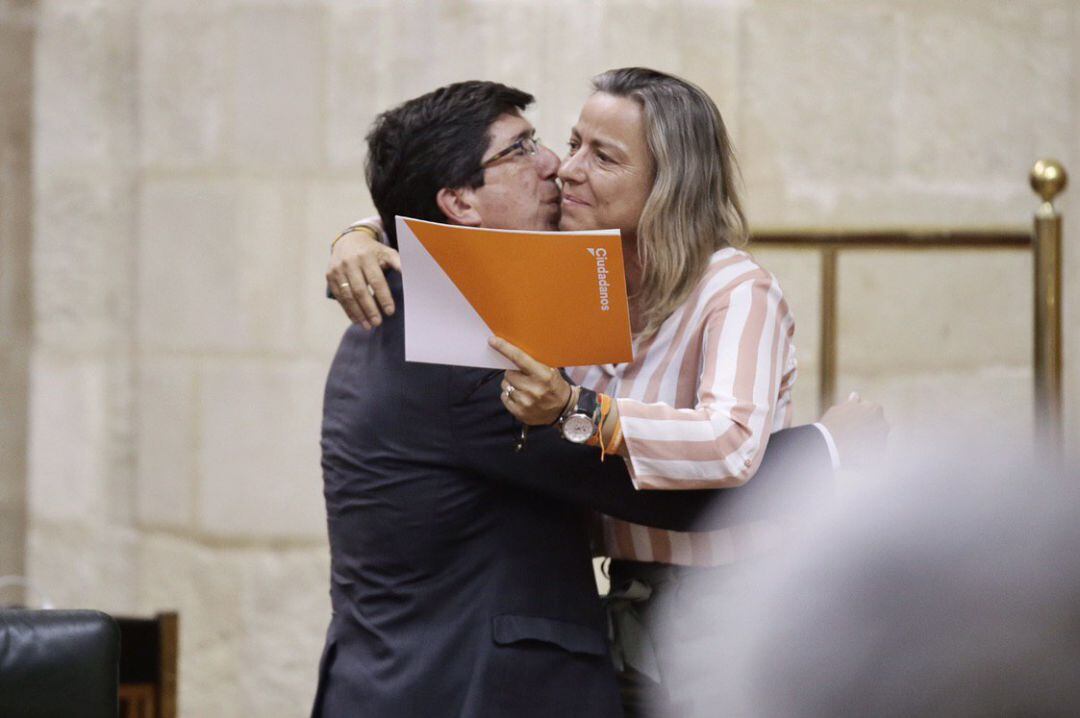Isabel Albás (Cs) se abraza a Juan Marín tras su última intervención en el Parlamento de Andalucía