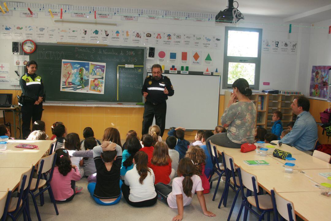 Imagen de actividad en un aula