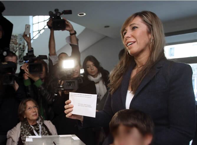 La candidata del PPC a la presidencia de la Generalitat, Alicia Sánchez-Camacho, ha votado este 25N, en el IES Jaume Balmes, situado en el distrito del Eixample de Barcelona.