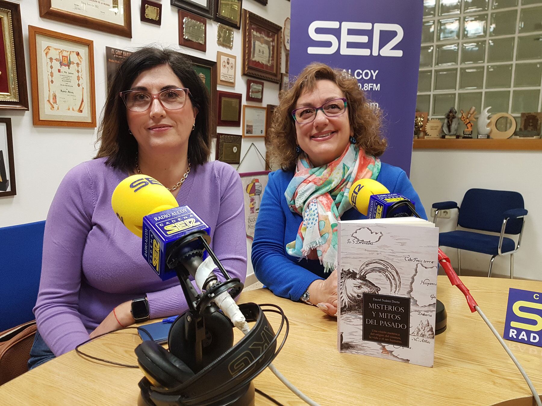 Begoña Beneyto y Begoña Doménech con un volumen del libro de David Suárez Dorta