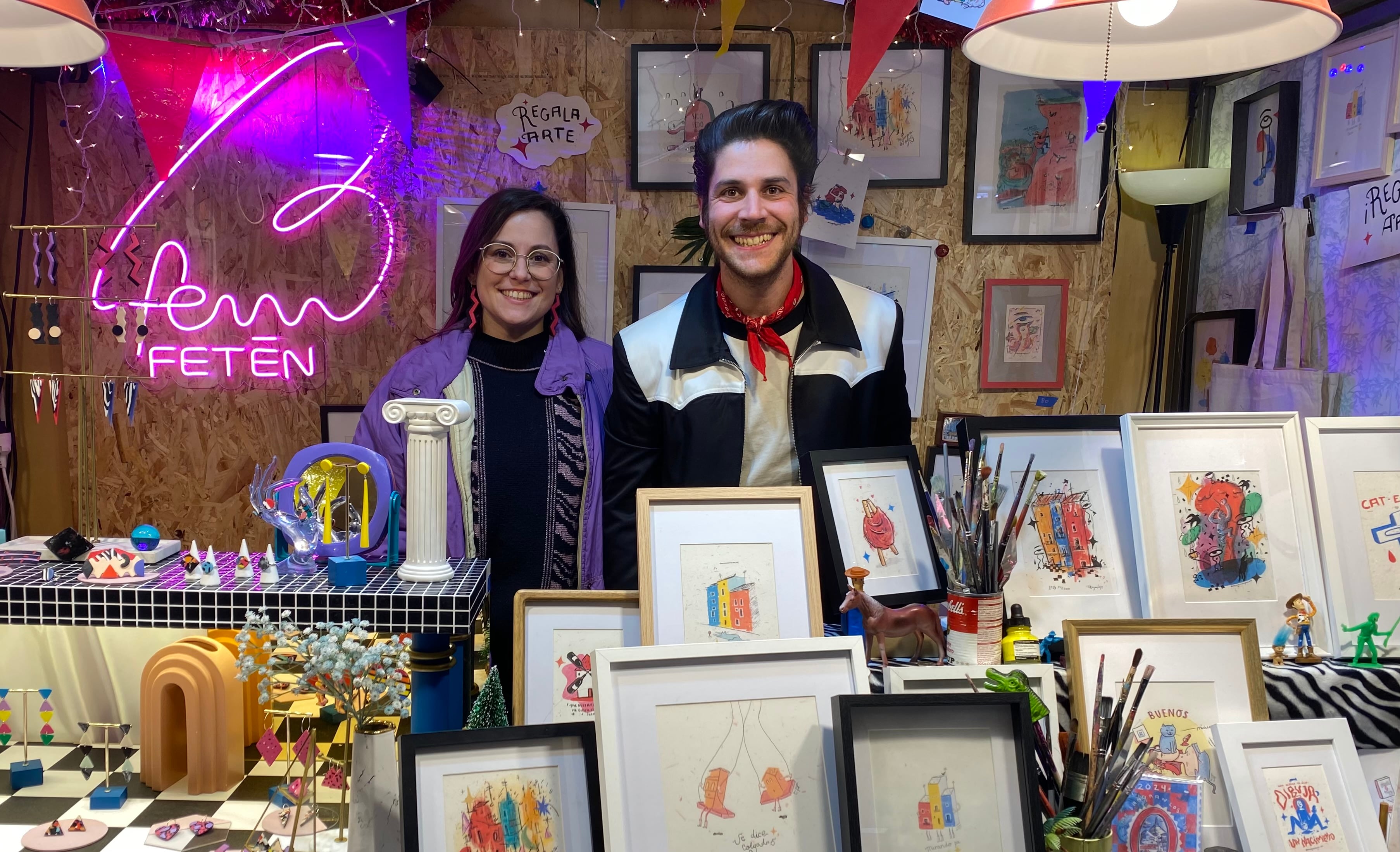 Sonia García y Javier Corroto al frente de las marcas de artesanía Fem Fetén y Me sangran los ojos en su caseta del mercado de Navidad de Cuenca.