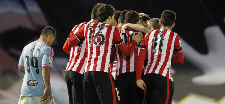 GRA391. VIGO (PONTEVEDRA), 14/03/2015.- Los jugadores del Athletic de Bilbao celebran tras marcar el segundo gol ante el Celta, durante el partido de Liga en Primera División que están disputando esta noche en el estadio de Balaídos, en Vigo. EFE/Salvador Sas