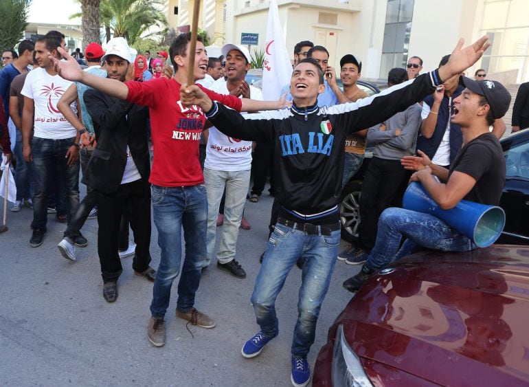 Simpatizantes de Beji Caid Essebsi, líder del movimiento tunecino Nidaa Tounes, celebran tras conocerse los resultados preliminares de las elecciones legislativas, en Túnez