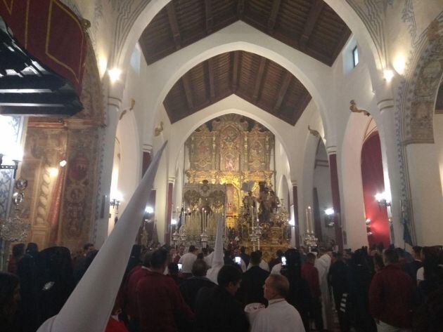 Interior de la iglesia de San Miguel Bajo con los pasos de El Perdón y La Aurora dispuestos para ser visitados tras suspenderse la estación de penitencia por la lluvia