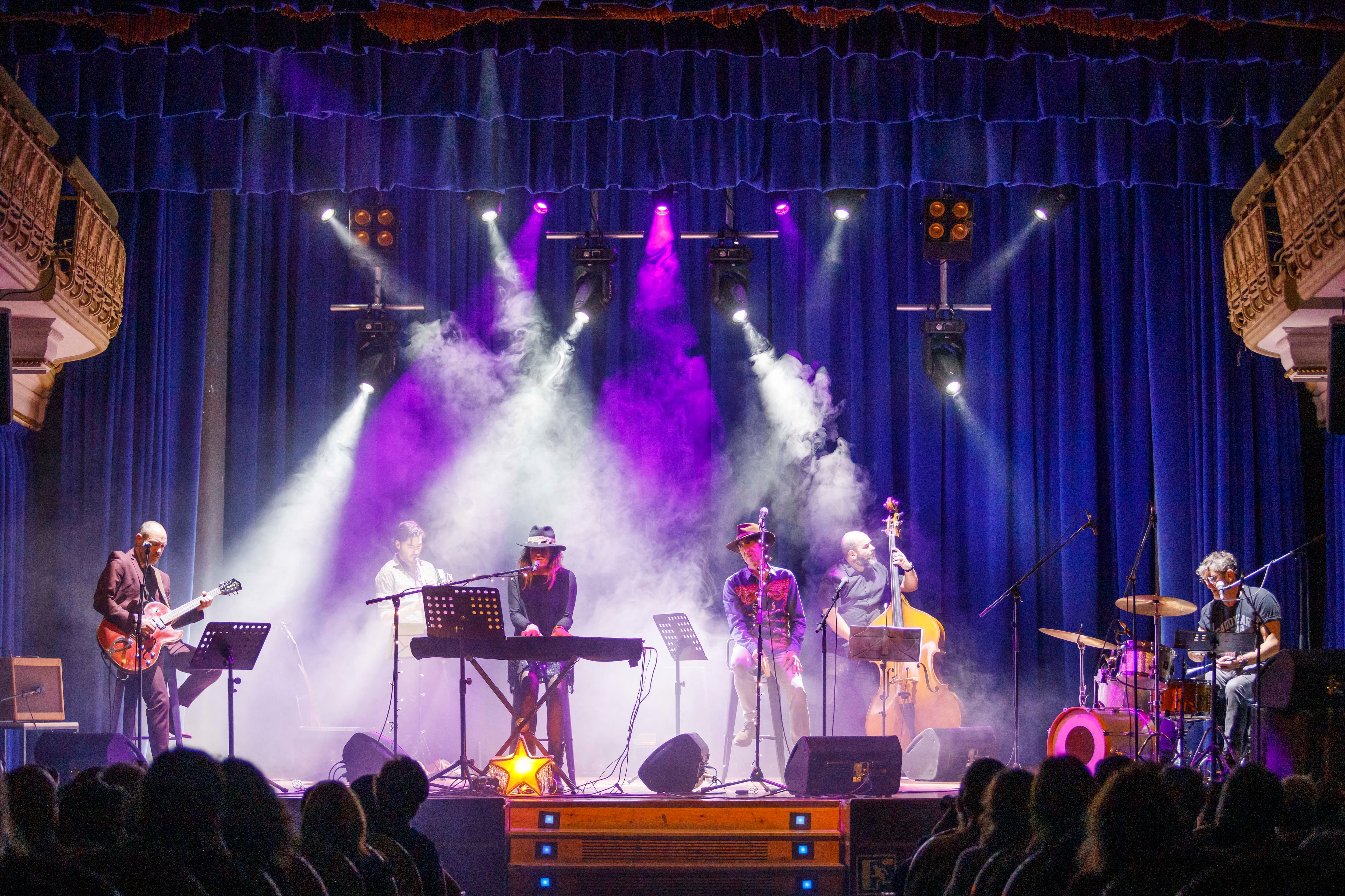 Actuación musical a cargo de Rebeca Jiménez y Benjamín Prado en el festival Actual celebrado en Logroño (La Rioja).