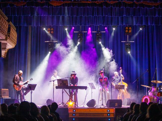 Actuación musical a cargo de Rebeca Jiménez y Benjamín Prado en el festival Actual celebrado en Logroño (La Rioja).