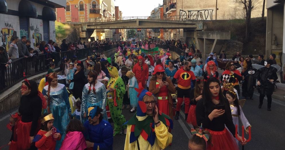 Desfile del carnaval de Cuenca por la avenida Castilla-La Mancha en 2020.