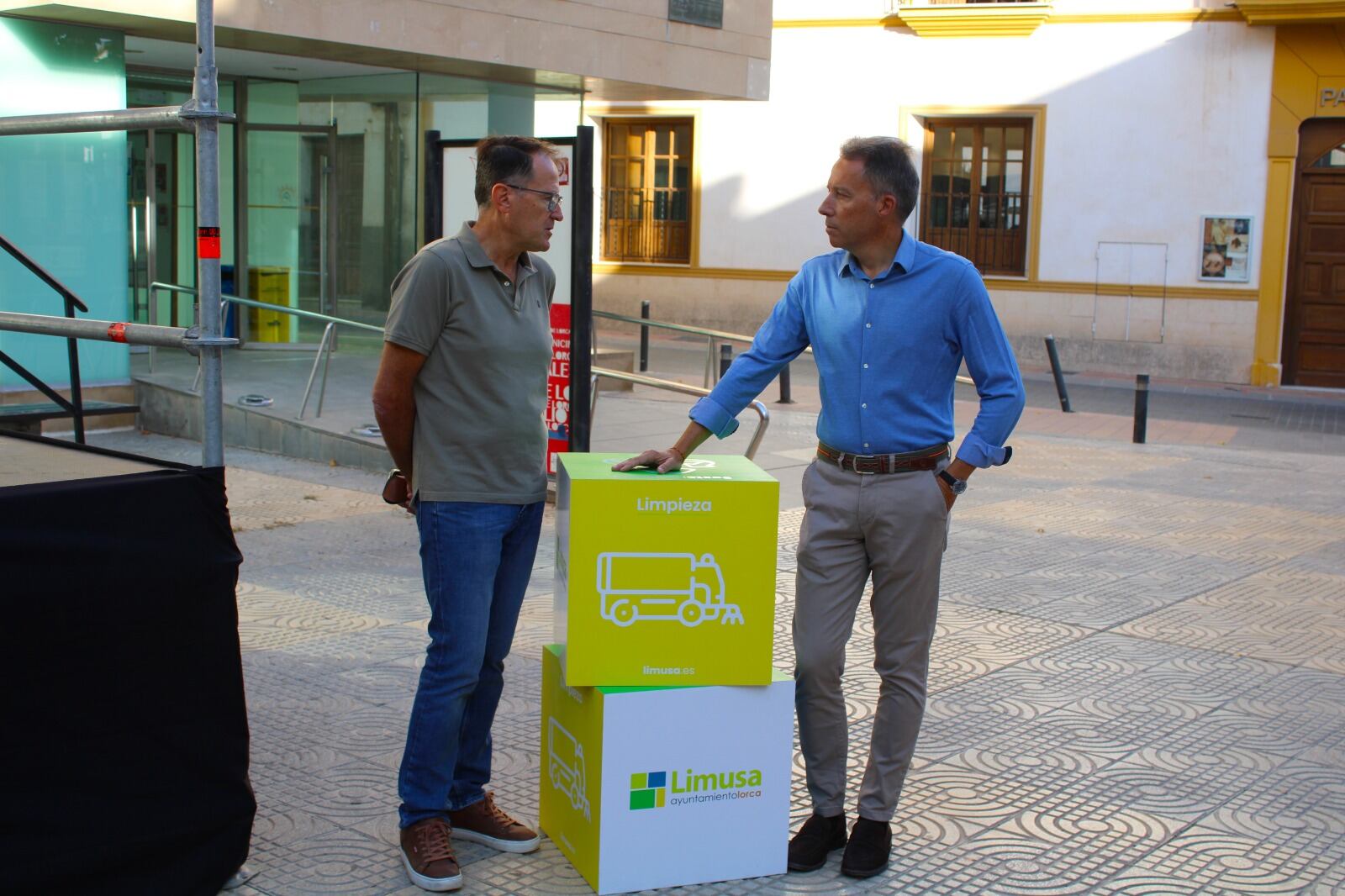 Fulgencio Gil, alcalde de Lorca y un trabajador de Limusa
