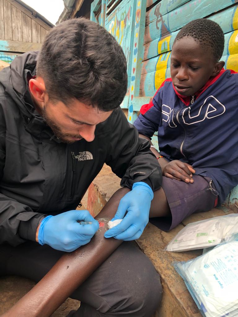 Ignacio Candela atendiendo a un niño en Fort Portal.