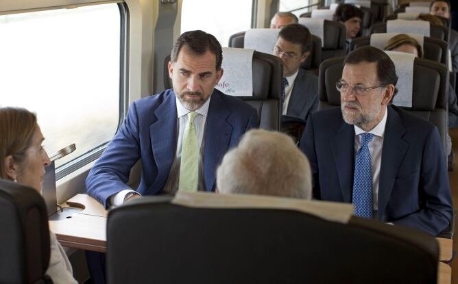 El Príncipe Felipe , conversa con el presidente del Gobierno, Mariano Rajoy durante el viaje inaugural del AVE Madrid-Alicante