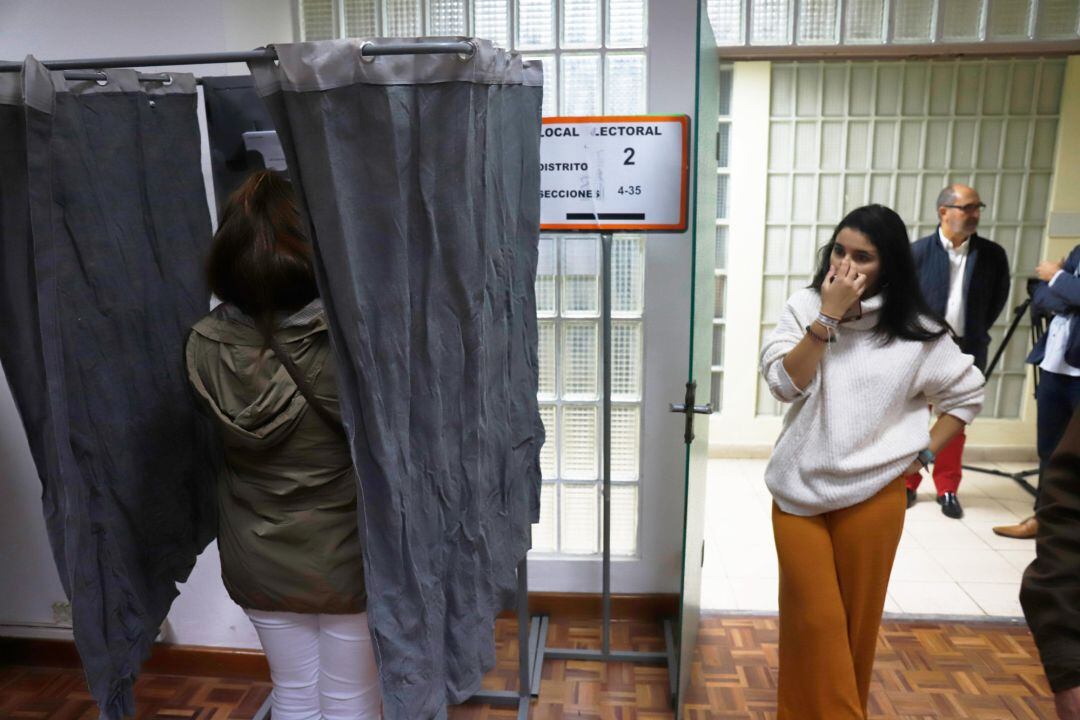 Ciudadanos malagueños ejerciendo su derecho al voto en Málaga 