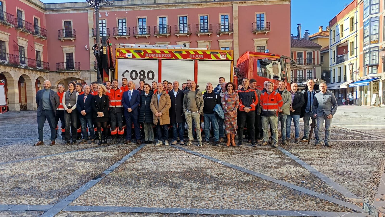 El Gobierno municipal ha protagonizado un acto de hermanamiento y gratitud junto al alcalde de Utiel en el que han reconocido la labor de los bomberos y técnicos de la EMA desplazados.