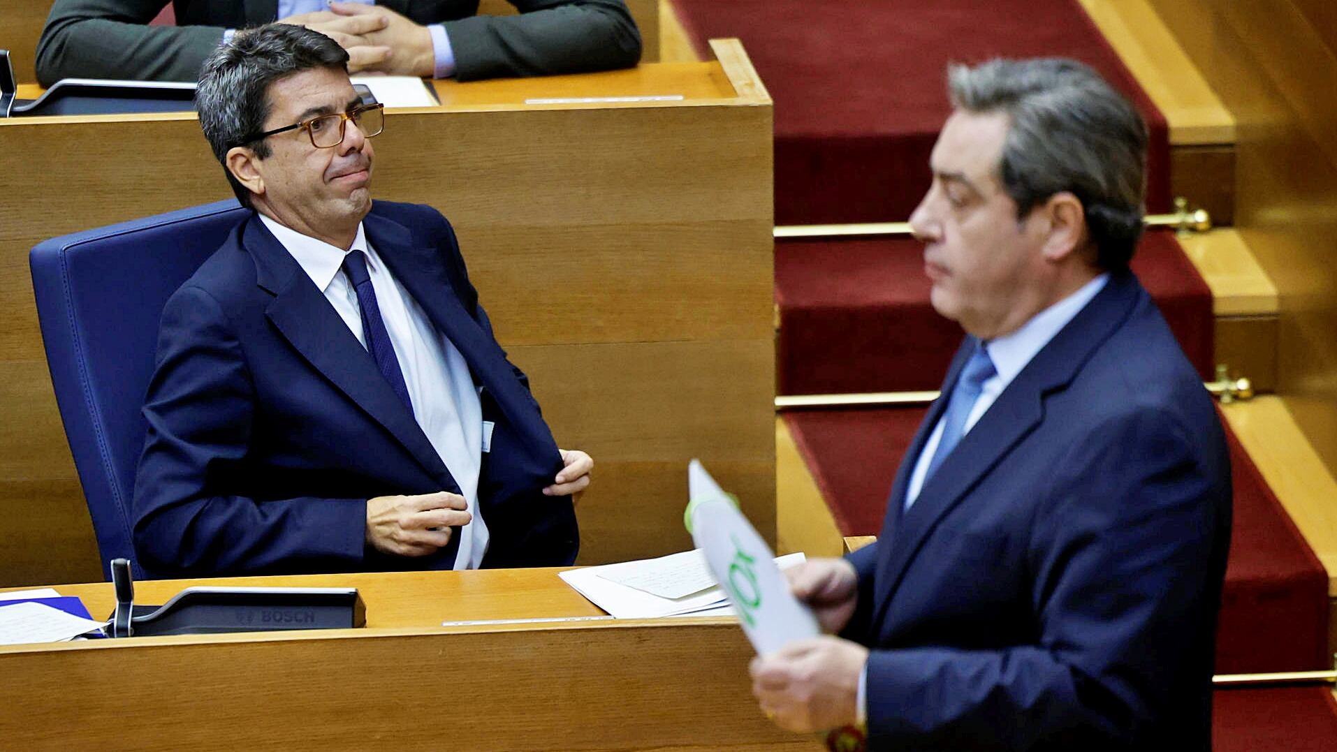 El president de la Generalitat, Carlos Mazón, en presencia del portavoz del grupo parlamentario de Vox, José María Llanos (d)